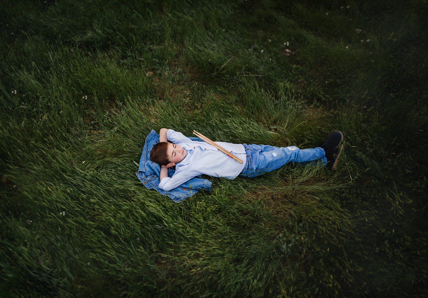 Persona acostada en el campo